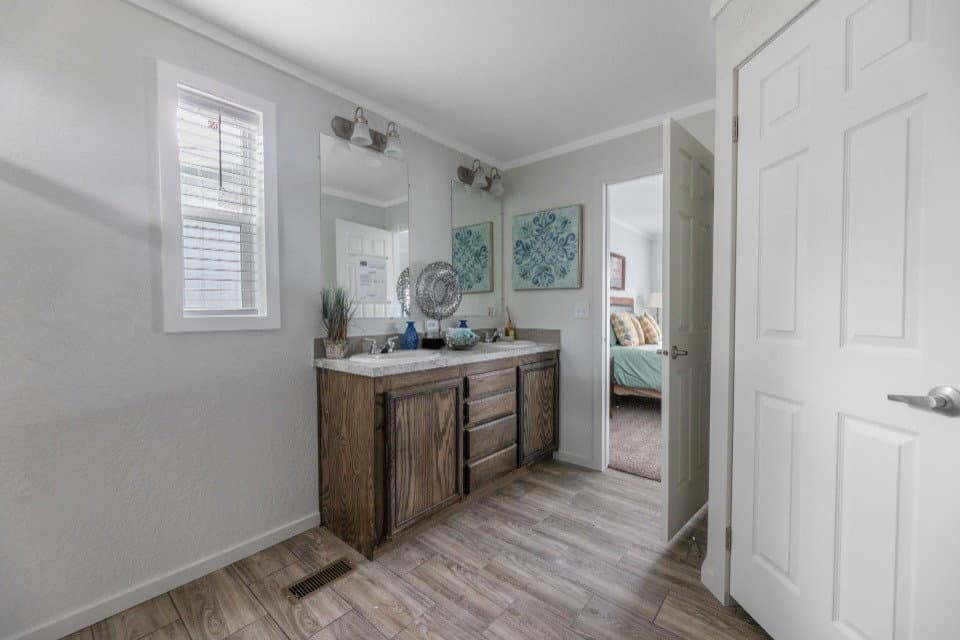 Emerald 28603a bathroom home features