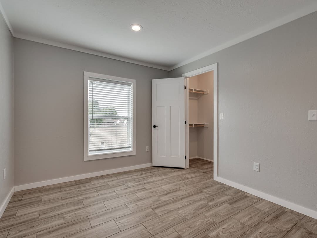 Atmos 28603n bedroom home features