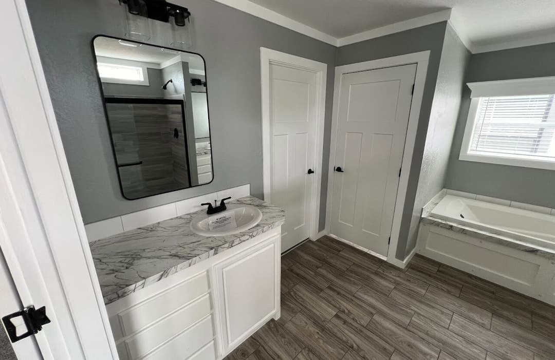 Solitaire 28684a bathroom home features