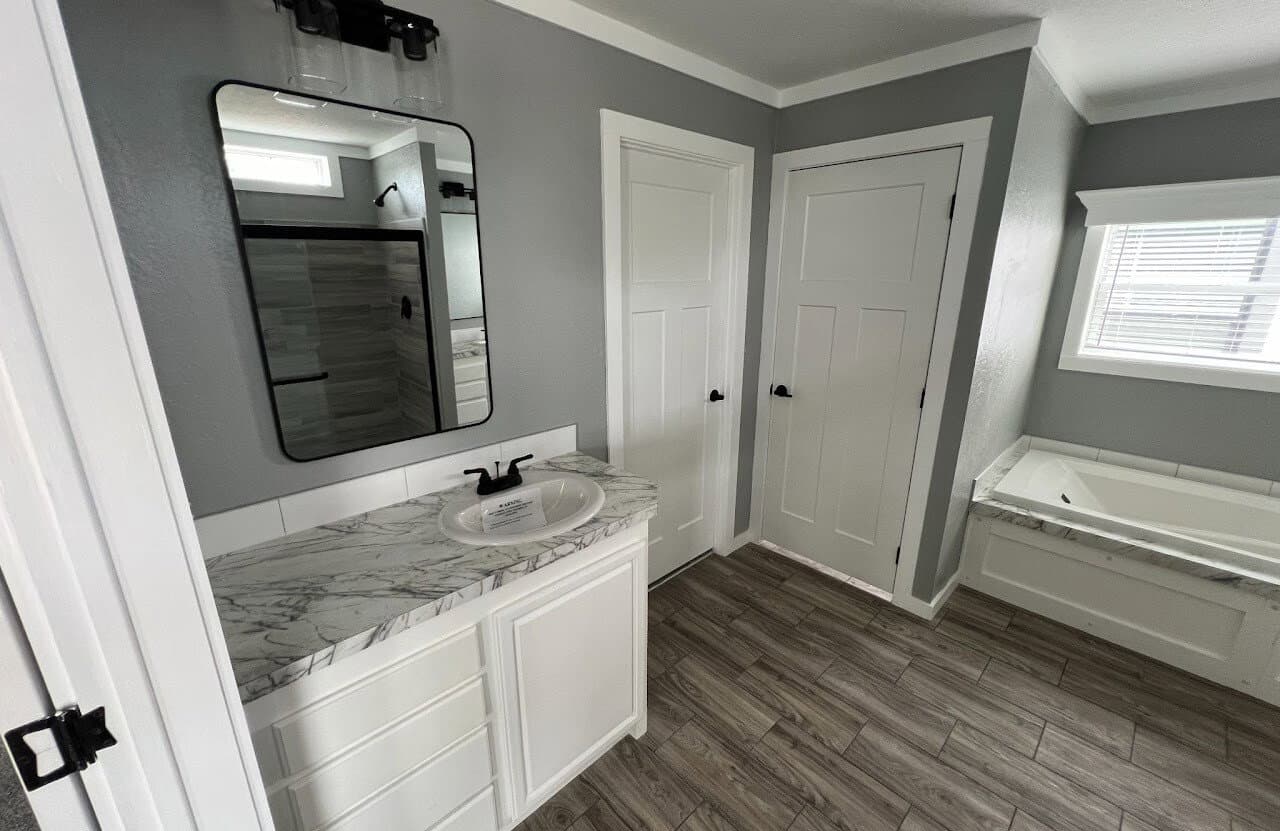 Solitaire 28684a bathroom home features
