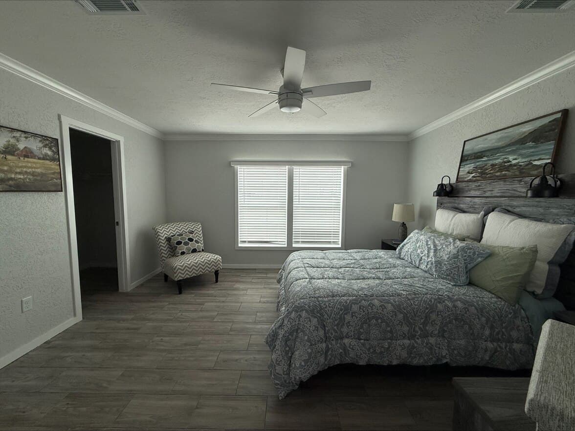 Emerald 28764a bedroom home features