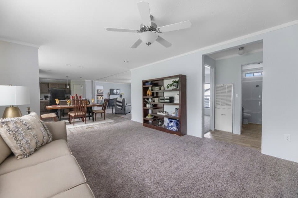 Emerald 28603a interior home features
