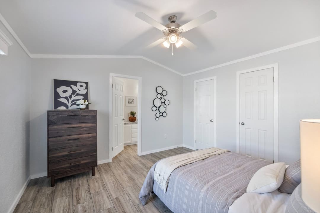 Emerald 16682a bedroom home features