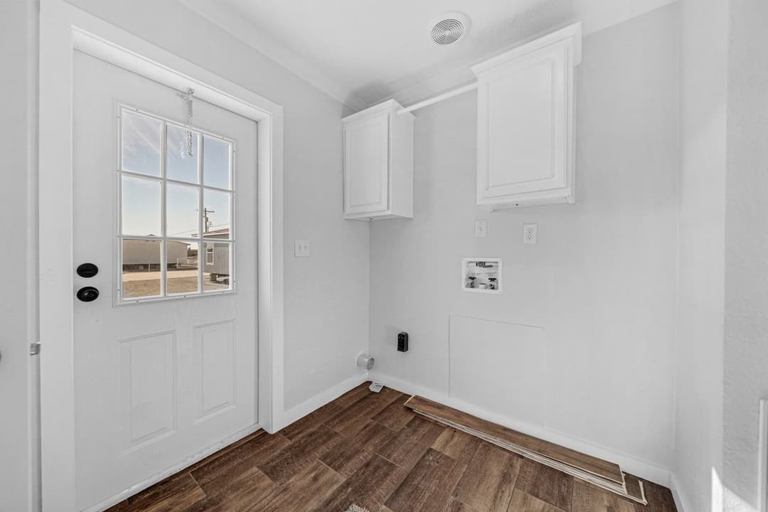 Sapphire 28663a interior home features