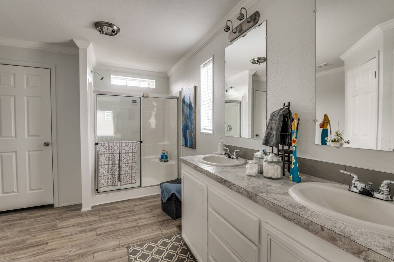 Emerald 28603a bathroom home features