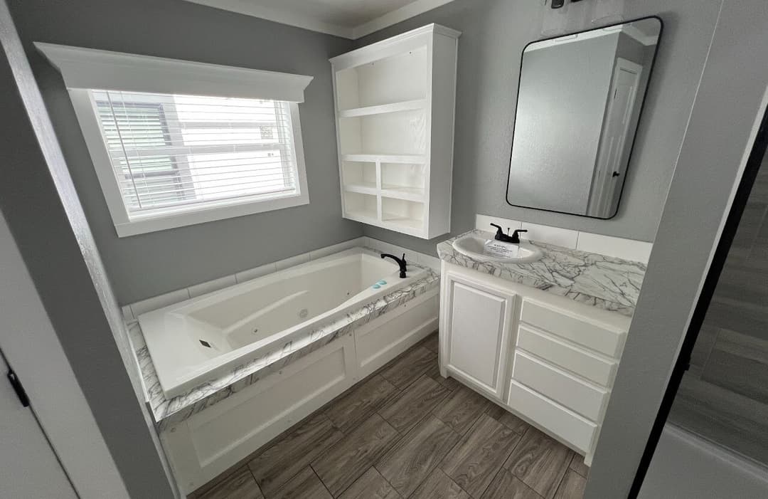 Solitaire 28684a bathroom home features