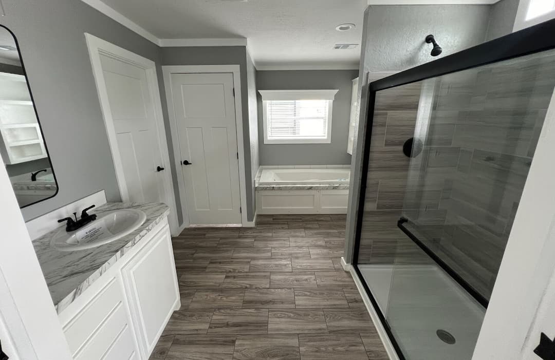 Solitaire 28684a bathroom home features