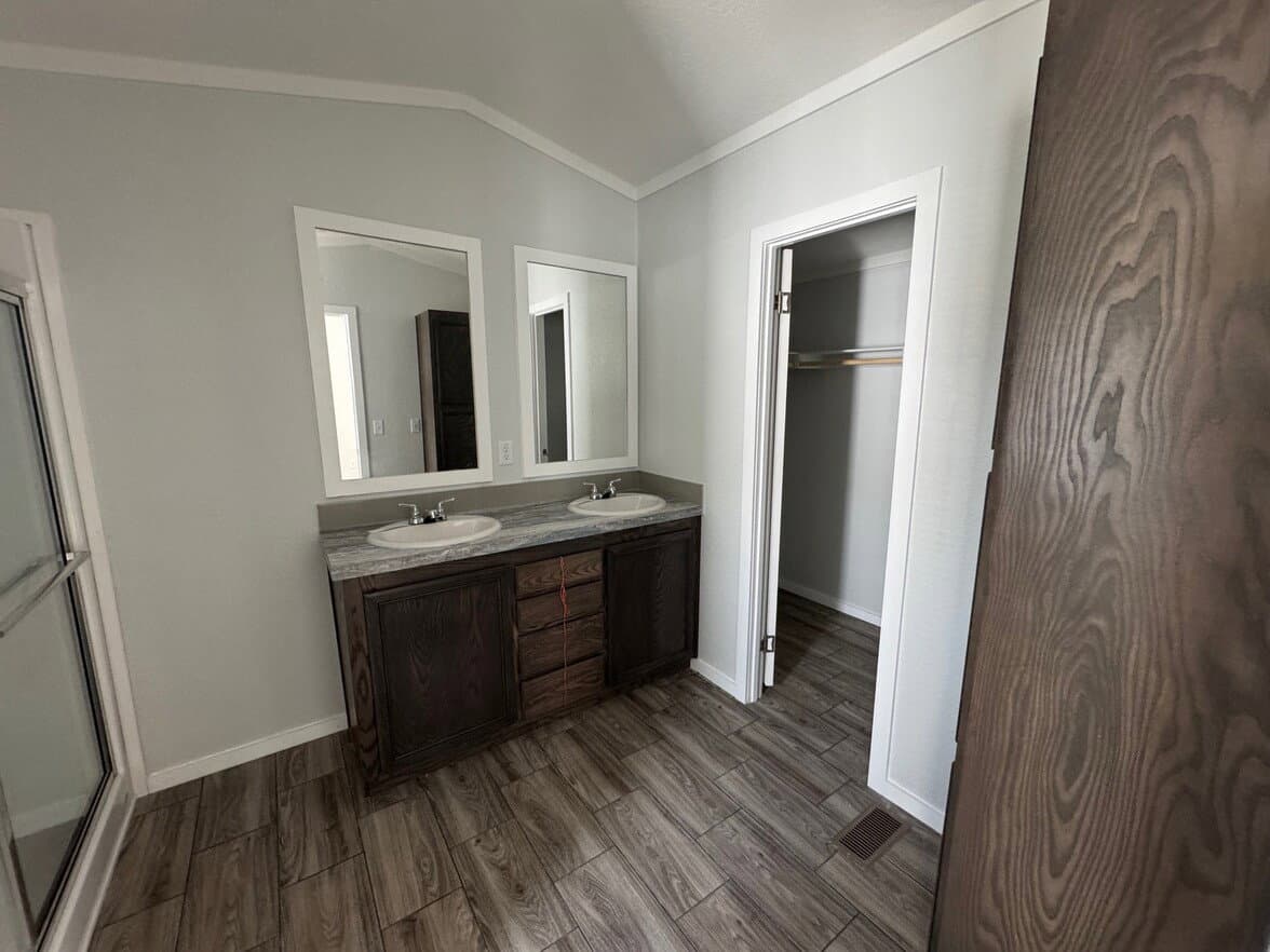 Solitaire 16763a bathroom home features