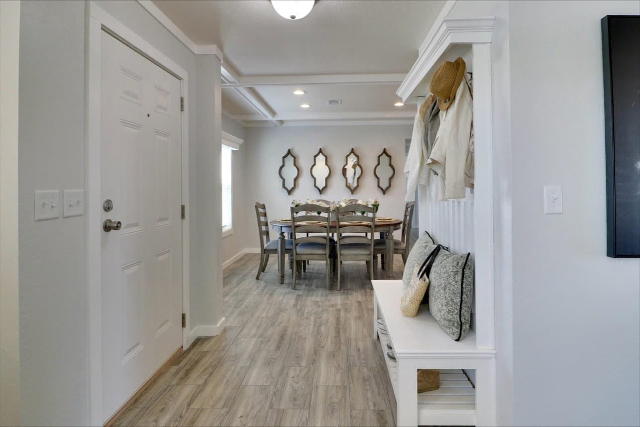 Solitaire 28784a interior home features