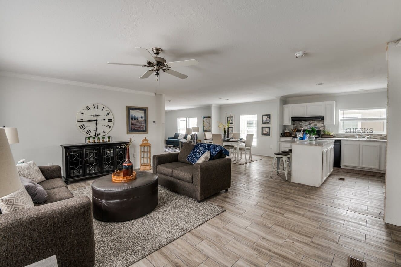 Emerald 28603a interior home features
